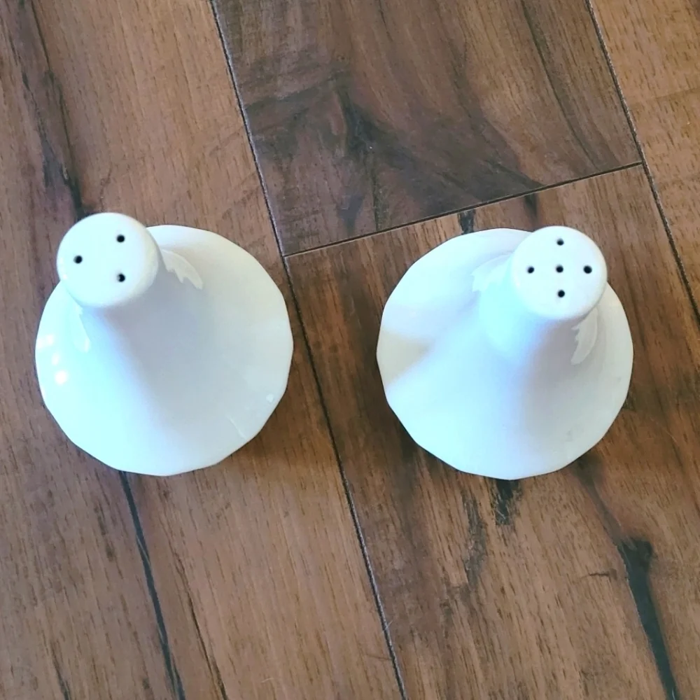 Vintage Johnson's Brothers Heritage Salt‎ and Pepper Shakers